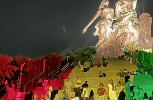 Les marches du Monument de Dakar ont bien été illuminées aux couleurs de la Guinée